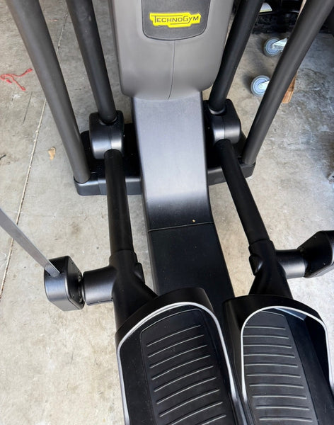 TechnoGym ARTIS Vario with LIVE Console (Black ONYX)