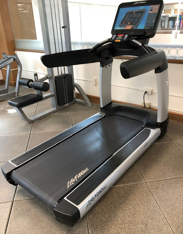Life Fitness Discover Treadmill with SE3 Console